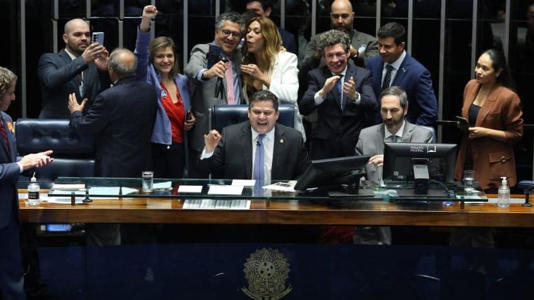 Governo celebra fim da escala 6 x 1 e critica proposta de Flávio como 'escravidão moderna'