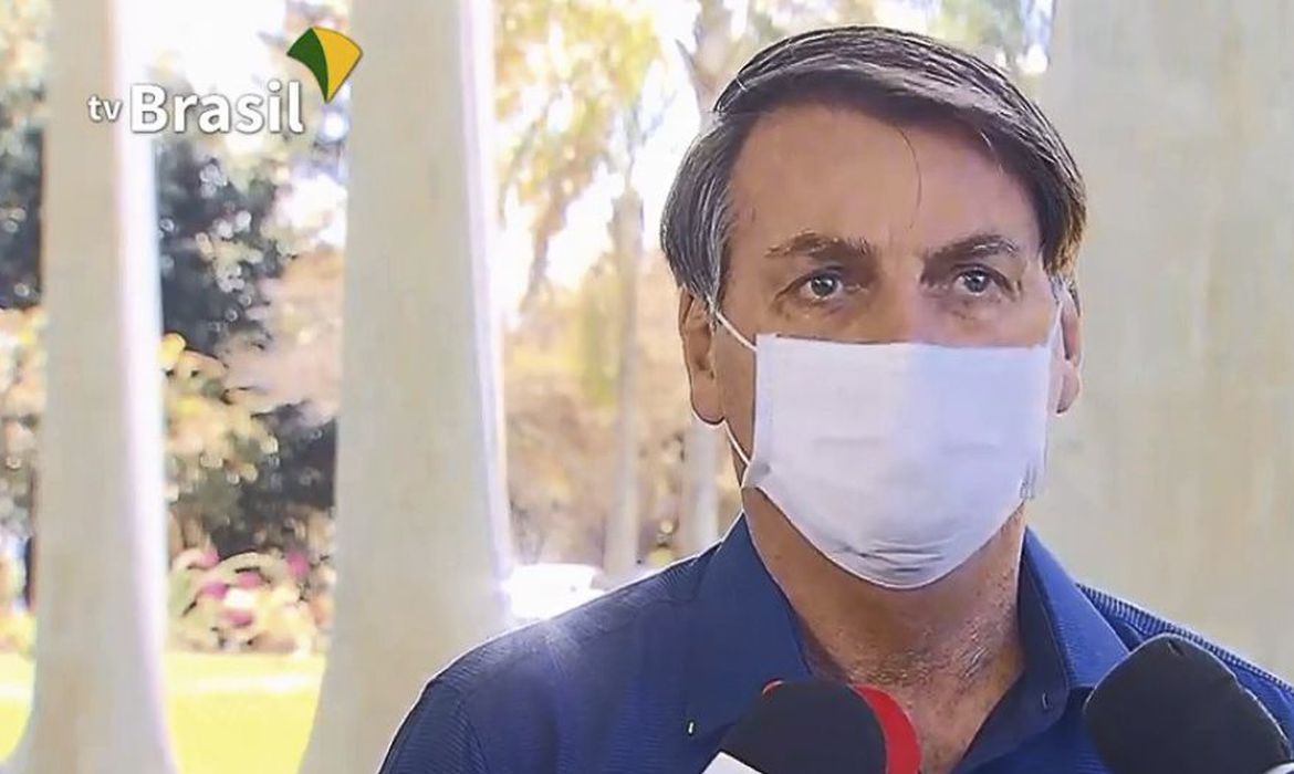 Em live, Bolsonaro diz que se sente bem, mas "agoniado" com isolamento