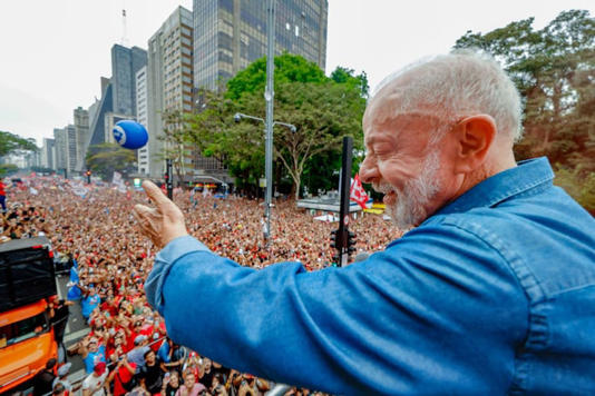 Em ato na Paulista, Lula faz aceno a jovens e idosos