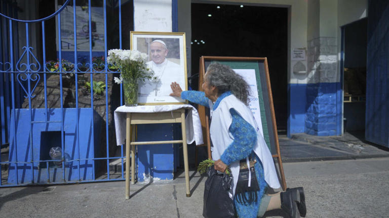 Argentinos prestam homenagem a Francisco na maior favela de Buenos Aires e no bairro onde papa cresceu