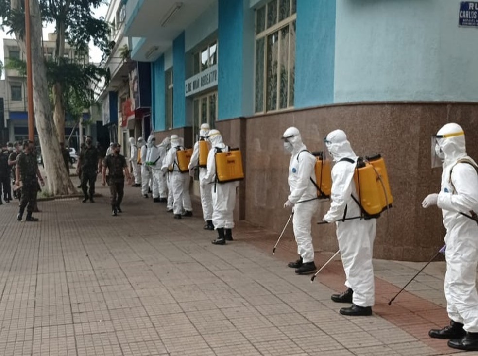 Militares do Exército ajudam na desinfecção de ruas na área central de Sorocaba