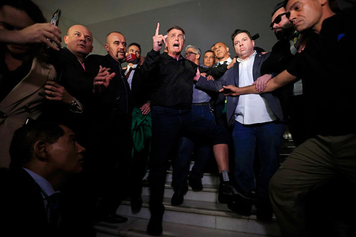 Moraes chama advogados de Bolsonaro para explicar descumprimento de medidas e alerta sobre prisão