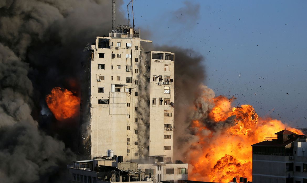 Conflito em Gaza se intensifica com artilharia e bombardeios aéreos