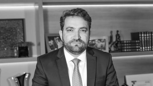 Moraes bloqueia R$ 6 bilhões e cancela passaportes de advogado investigado com Flávio Bolsonaro