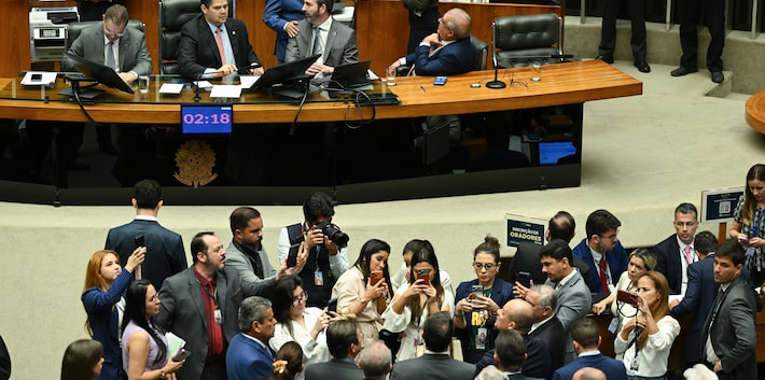 Congresso derruba veto de Lula e libera emenda para dar trator, cesta básica e dinheiro nas eleições