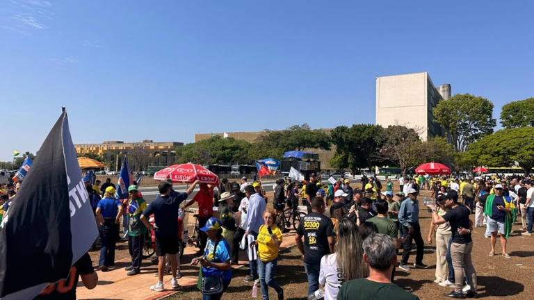Oposição faz manifestação na Esplanada durante sessão no STF sobre Moraes
