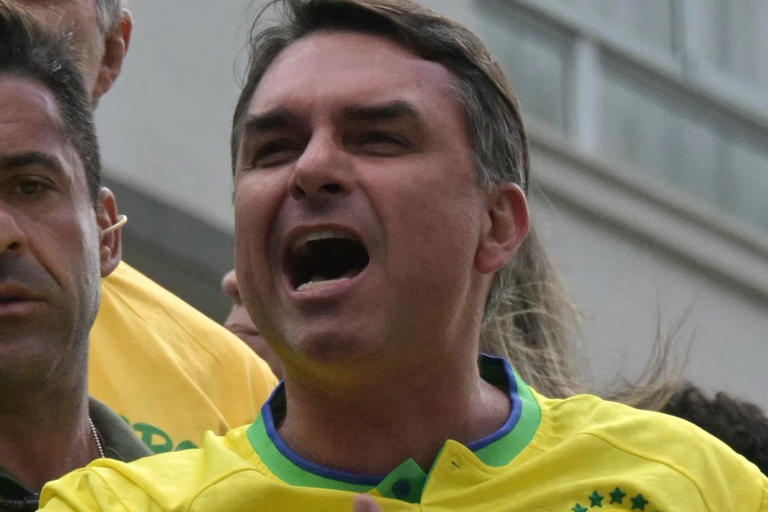 R$ 1,5 milhão em notas: novo escândalo Flávio-Vorcaro chega à Polícia Federal