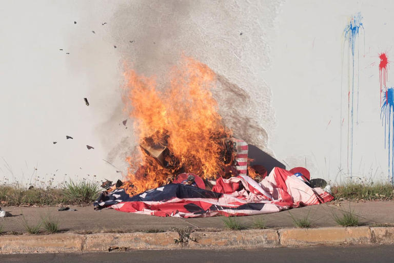 Embaixada dos EUA no Brasil é alvo de protestos do MST: "mortes, fome e destruição"