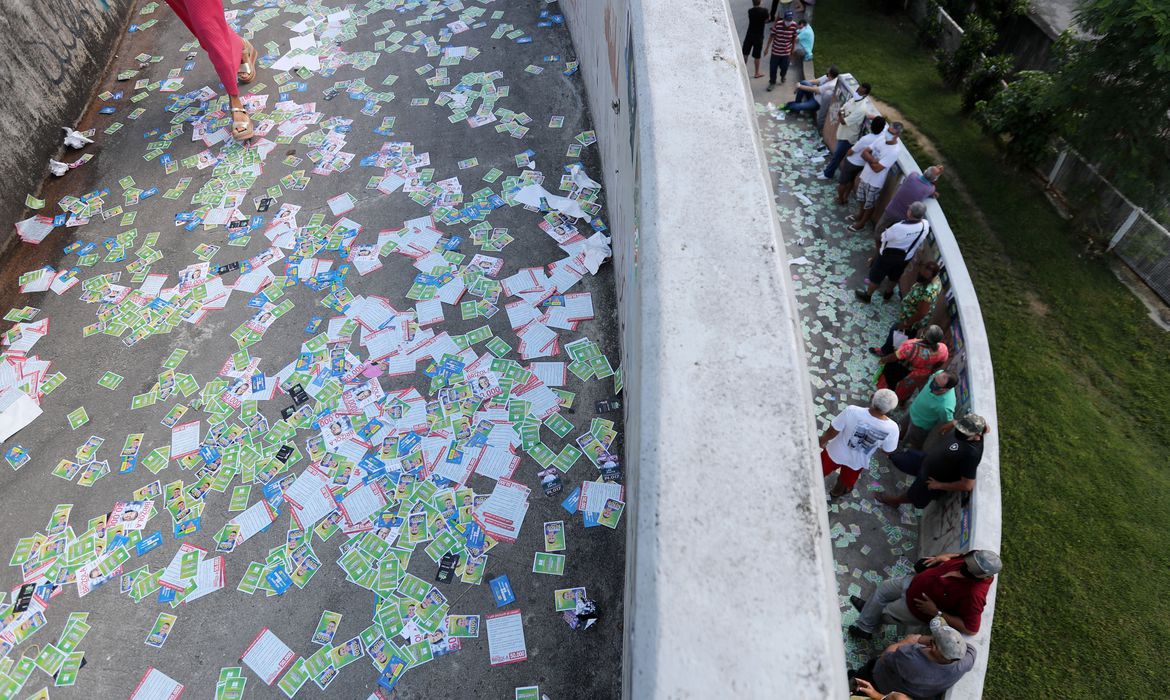 PF flagra derramamento de santinhos em São Paulo