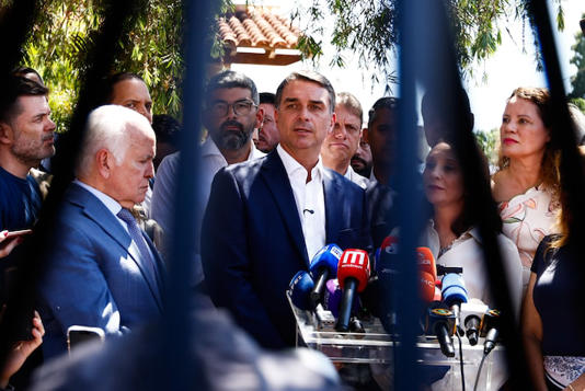 Flávio pede para Moraes renunciar após ministro pedir cumprimento da pena de Eduardo Bolsonaro