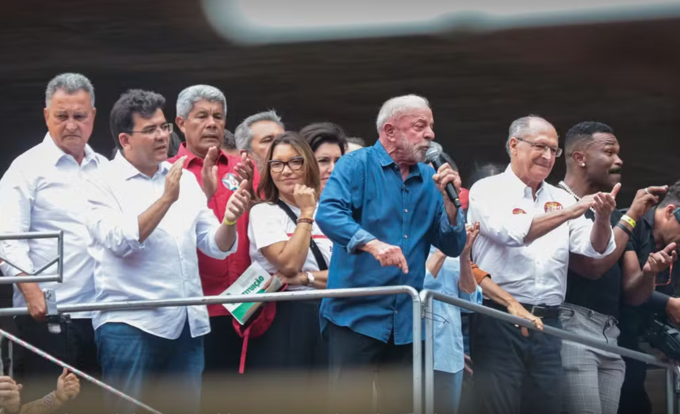 Lula faz ato na Paulista e pede que eleitores convençam quem não foi votar no 1º turno: 'Temos obrigação de conversar'